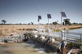 Canal de agua siendo monitoreado