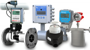 Sensor tecnológico instalando en infraestructura industrial